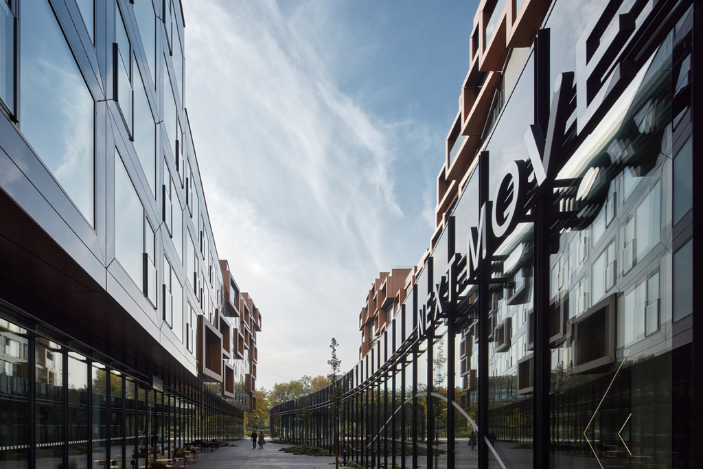 Un edificio fragmentado en praga que parece un conjunto de cajas compiladas