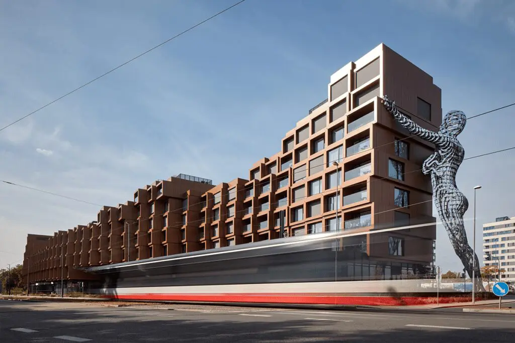 Un edificio fragmentado en praga que parece un conjunto de cajas compiladas