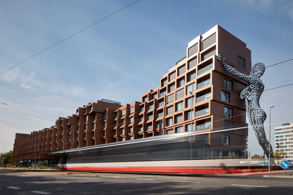 Un edificio fragmentado en praga que parece un conjunto de cajas compiladas