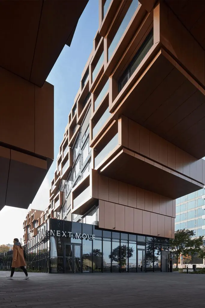 Un edificio fragmentado en praga que parece un conjunto de cajas compiladas