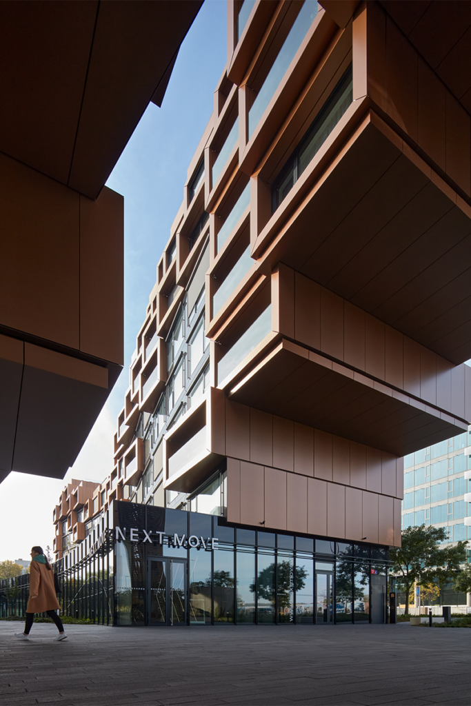 Un edificio fragmentado en praga que parece un conjunto de cajas compiladas