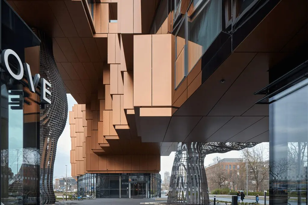 Un edificio fragmentado en praga que parece un conjunto de cajas compiladas