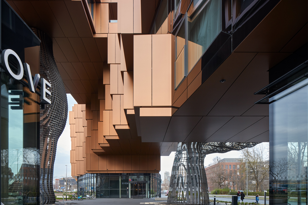 Un edificio fragmentado en praga que parece un conjunto de cajas compiladas