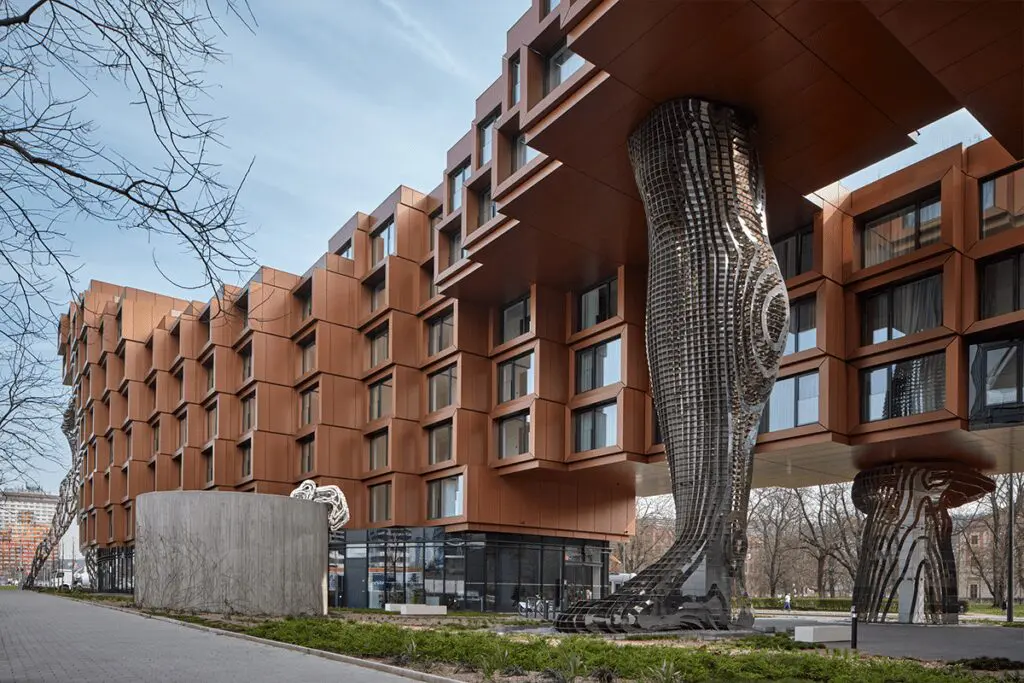Un edificio fragmentado en praga que parece un conjunto de cajas compiladas