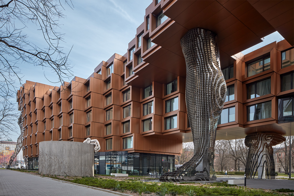 Un edificio fragmentado en praga que parece un conjunto de cajas compiladas