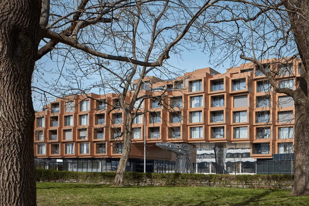 Un edificio fragmentado en praga que parece un conjunto de cajas compiladas
