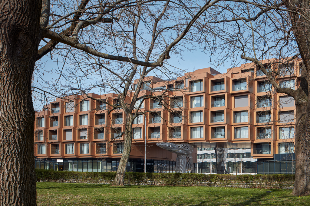 Un edificio fragmentado en praga que parece un conjunto de cajas compiladas