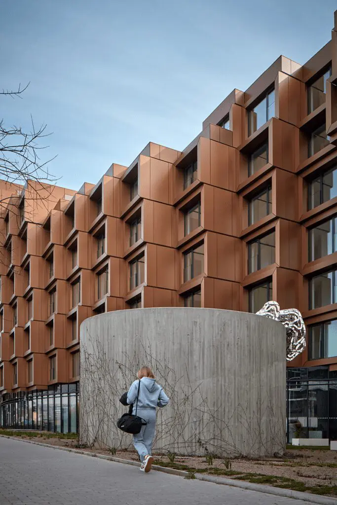Un edificio fragmentado en praga que parece un conjunto de cajas compiladas