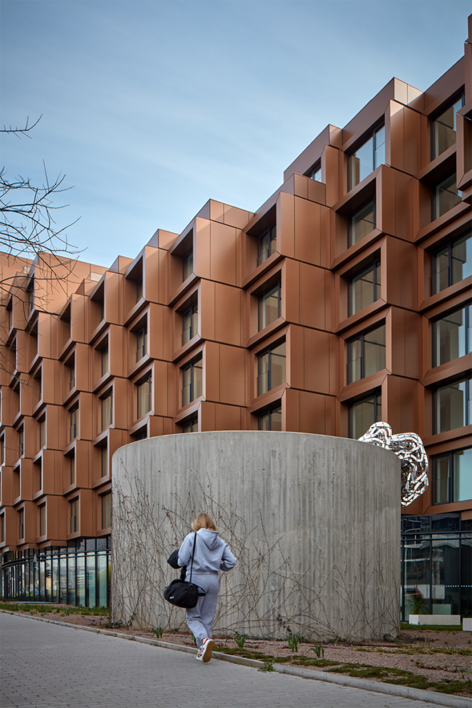 Un edificio fragmentado en praga que parece un conjunto de cajas compiladas