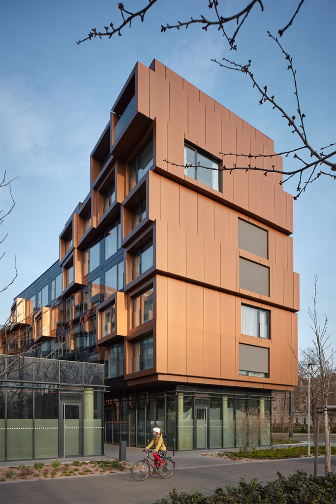 Un edificio fragmentado en praga que parece un conjunto de cajas compiladas