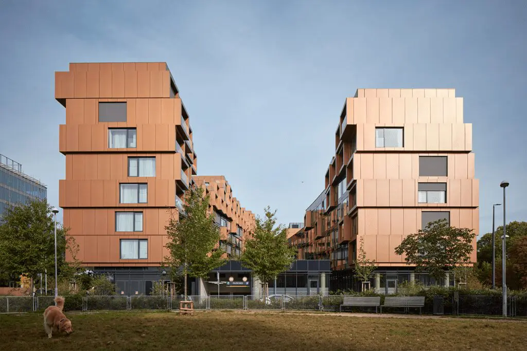 Un edificio fragmentado en praga que parece un conjunto de cajas compiladas