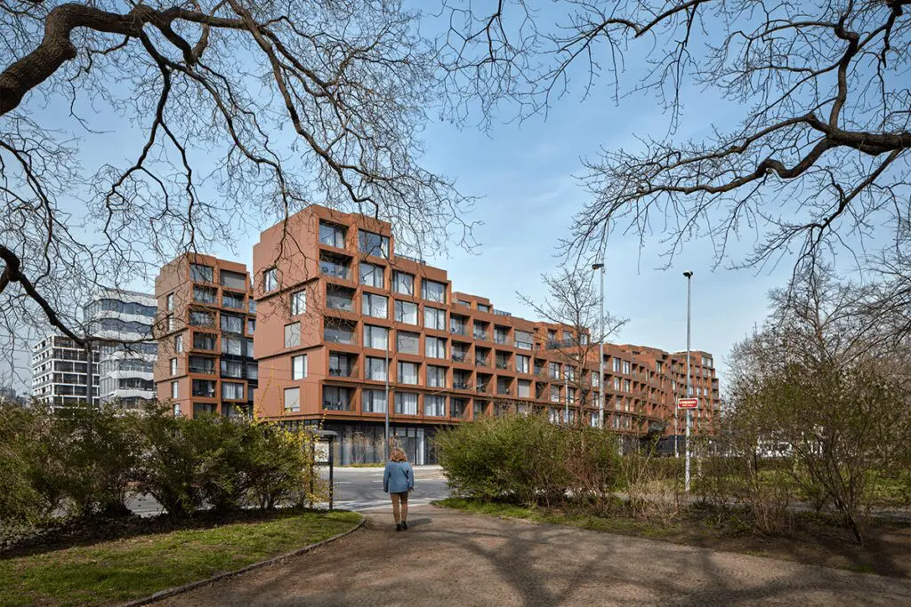Un edificio fragmentado en praga que parece un conjunto de cajas compiladas