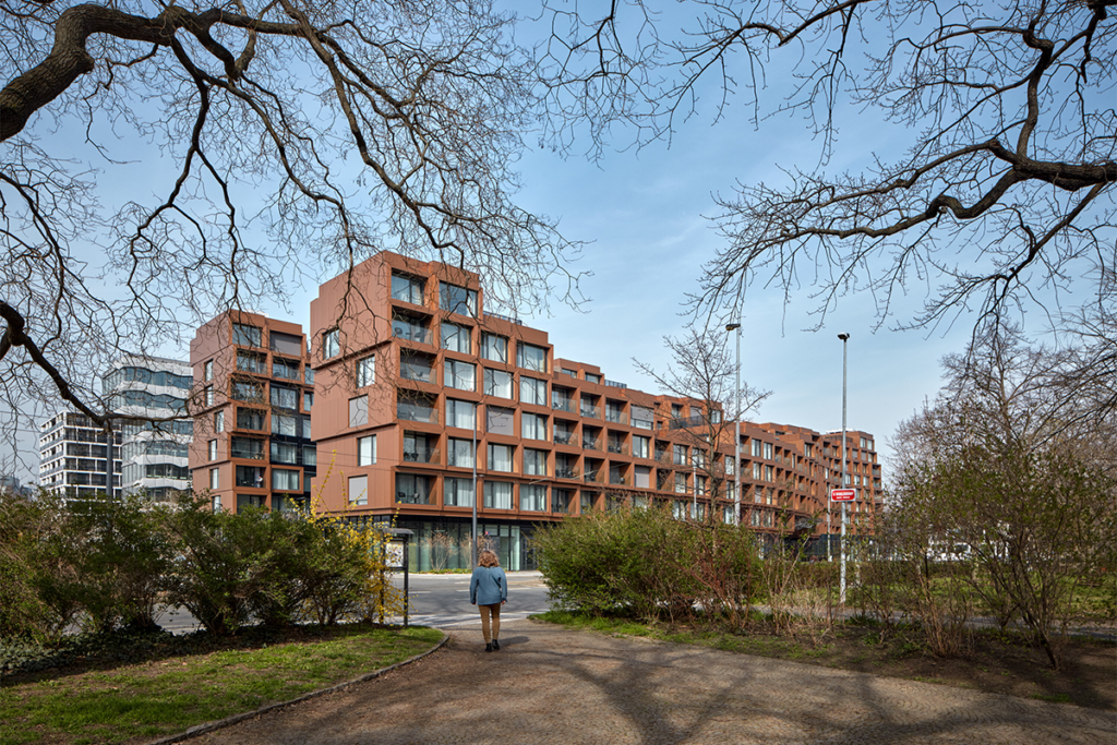 Un edificio fragmentado en praga que parece un conjunto de cajas compiladas