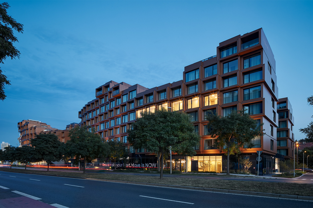 Un edificio fragmentado en praga que parece un conjunto de cajas compiladas