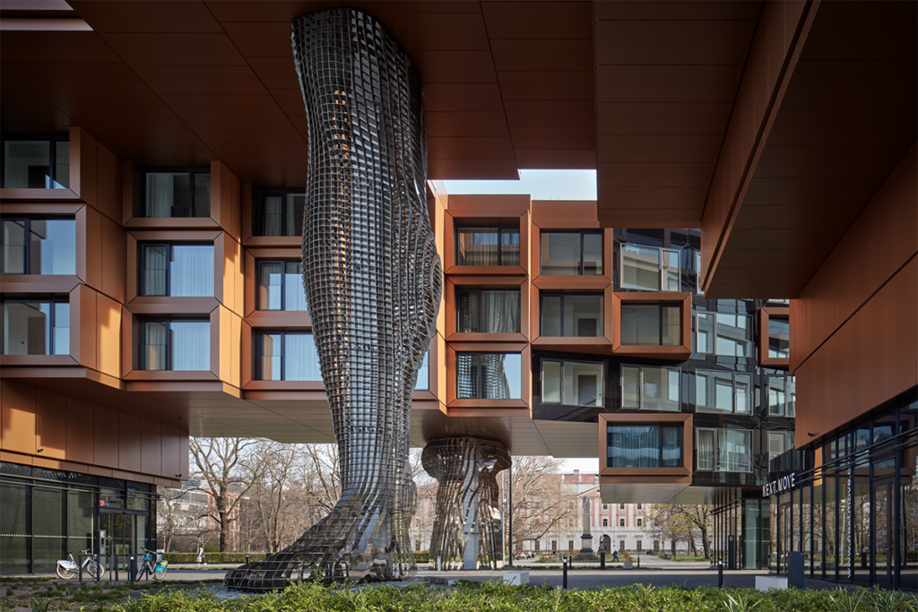 Un edificio fragmentado en praga que parece un conjunto de cajas compiladas