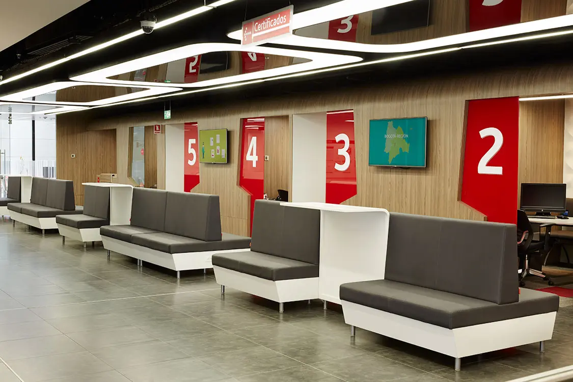 Oficinas: arquitectura para innovar y crear Materiales principales: corian, de dupont diseño y construcción: arquint colombia iluminación: nou muebles: scanform sillas: spazio w alfombra: desso - wiltex carpintería: madera viva porcelanato: prosein