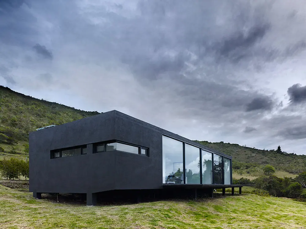 Una sorprendente casa en las laderas de las montañas que de represa de tominé, guatavita Una sorprendente casa en las laderas de las montañas que de represa de tominé, guatavita
