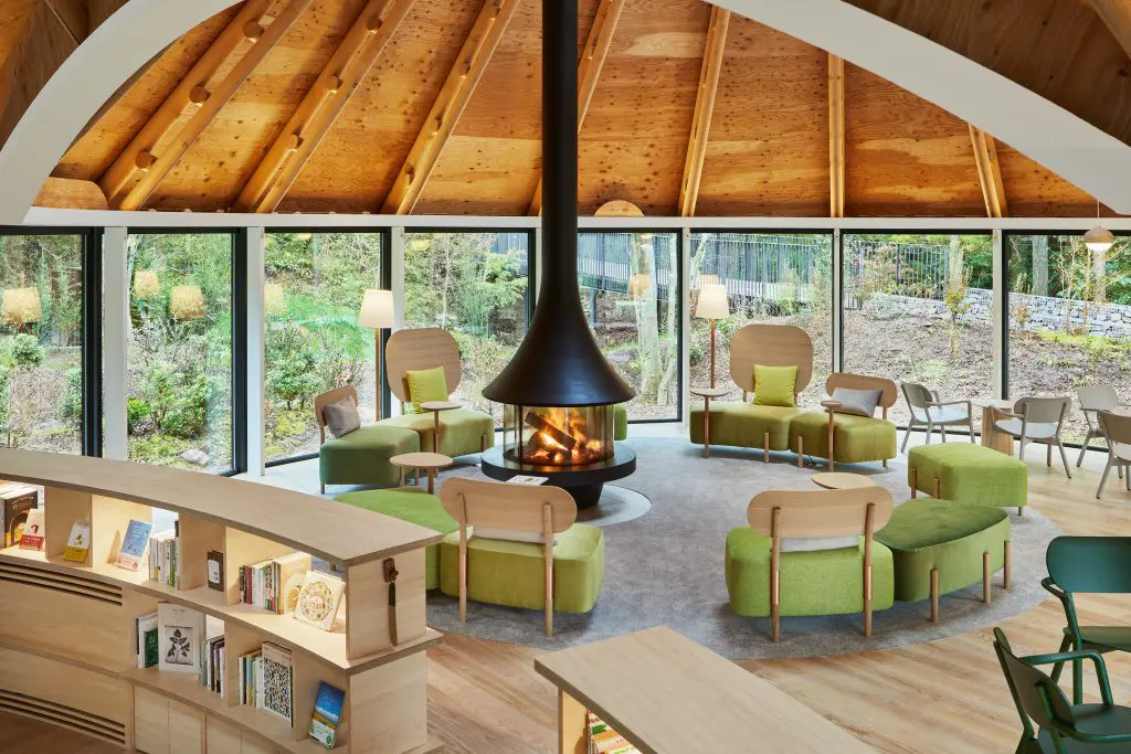 Una casa de forma geométrica diseñada para el descanso familiar y que posa alrededor de un frondoso bosque