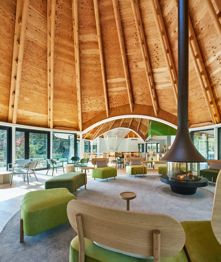 Una casa de forma geométrica diseñada para el descanso familiar y que posa alrededor de un frondoso bosque