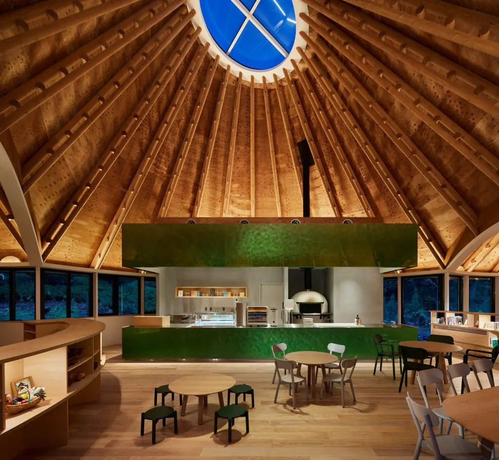 Una casa de forma geométrica diseñada para el descanso familiar y que posa alrededor de un frondoso bosque