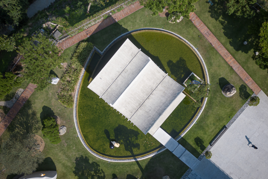 Arquitectura vernácula: un salón de té en taiwán con un diseño que parece vivo