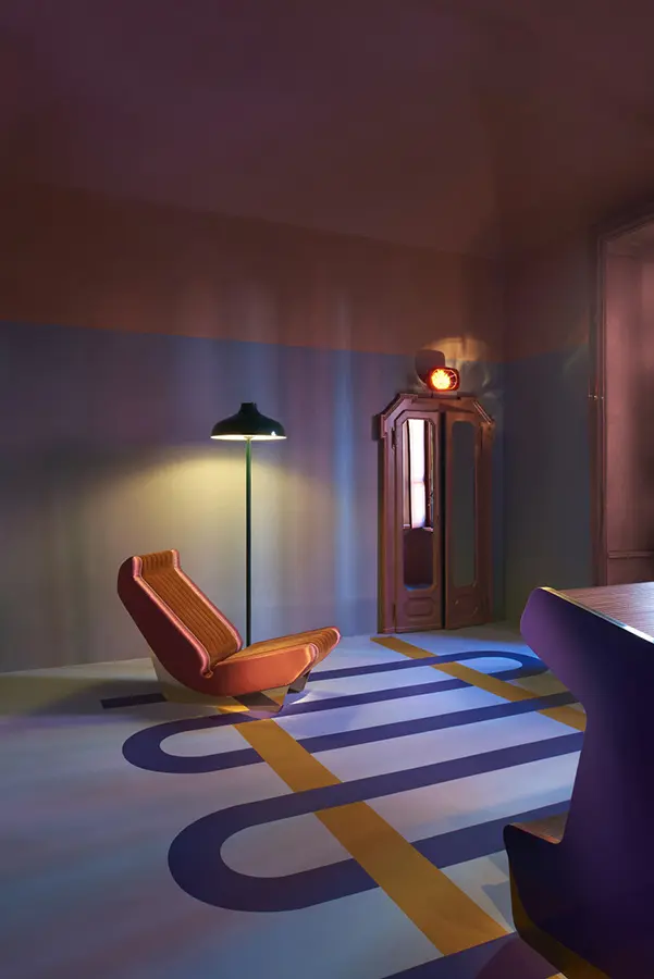 Salón del mueble de milán 2017, la madre de las ferias de diseño Dimore, una leve reminiscencia a la obra del artista italiano gianni piacentino marca la propuesta romántica y un poco nostálgica de dimore studio, en su instalación durante el salón. Características de la gráfica de la década de 1930 inundan los espacios iluminados tenuemente e invitan a lo íntimo.