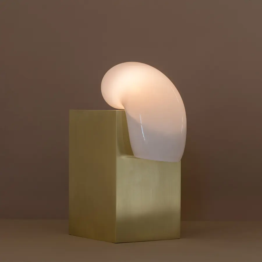 Salón del mueble de milán 2017, la madre de las ferias de diseño Lindsey adelman el vidrio soplado pareciera derretirse sobre piedra en la lámpara de escritorio de la diseñadora estadounidenses lindsey adelman para la galería nilufar depot.