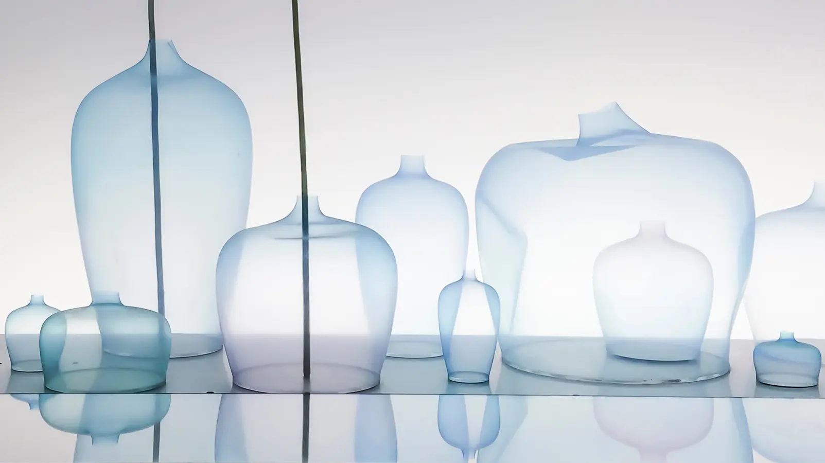 Salón del mueble de milán 2017, la madre de las ferias de diseño Nendo, treinta jarrones de silicona ultradelgada ondean dentro de un acuario lleno de agua. La instalación jellyfish, de nendo, invierte la noción tradicional de un florero. Por medio de una corriente de aire controlado, la maleabilidad de la silicona descompone el uso tradicional del objeto.