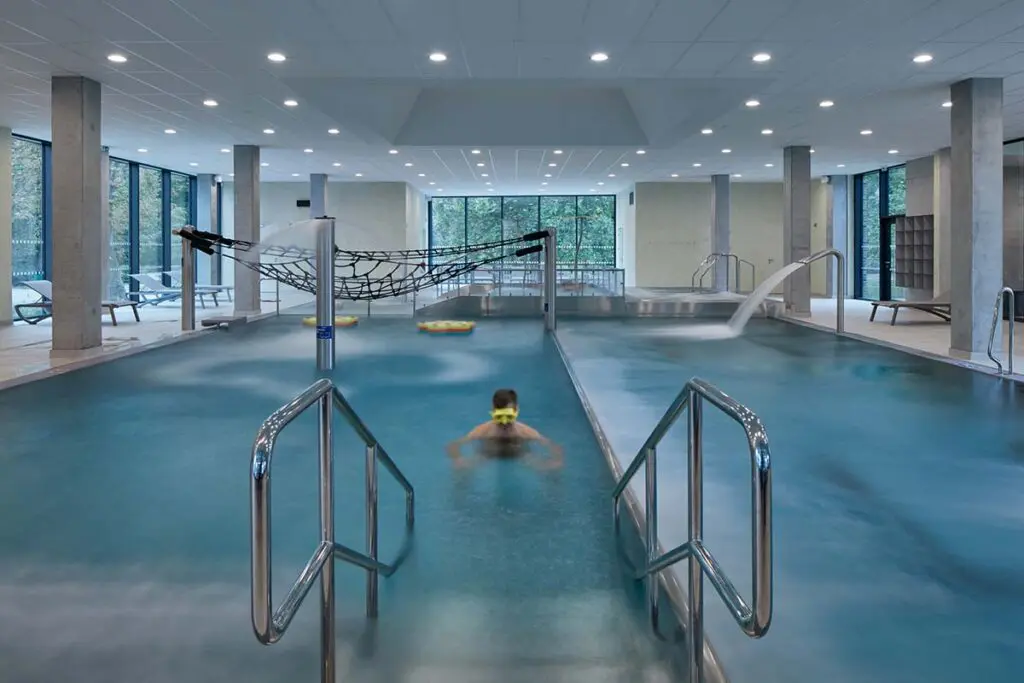 Estas piscinas en república checa conforman un espacio de calma y serenidad