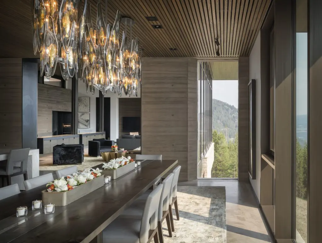 Una casa en la ladera de una montaña donde sus materiales entablan una relación con el paisaje Una casa en la ladera de una montaña donde sus materiales entablan una relación con el paisaje