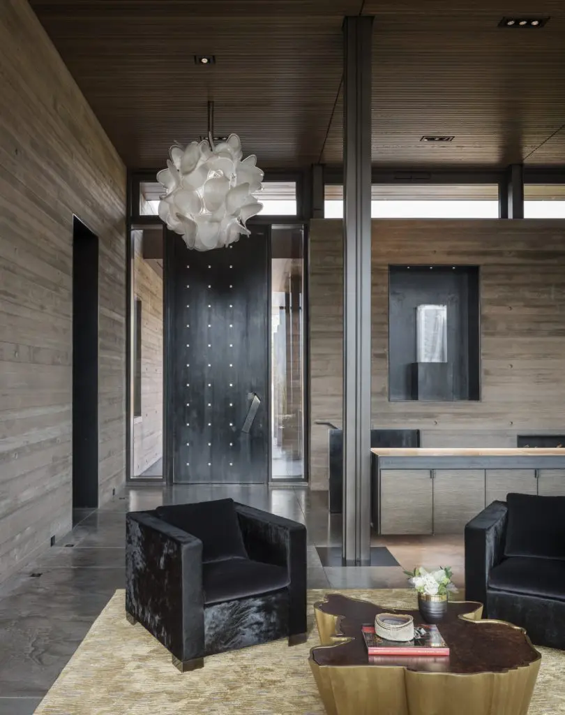 Una casa en la ladera de una montaña donde sus materiales entablan una relación con el paisaje Una casa en la ladera de una montaña donde sus materiales entablan una relación con el paisaje