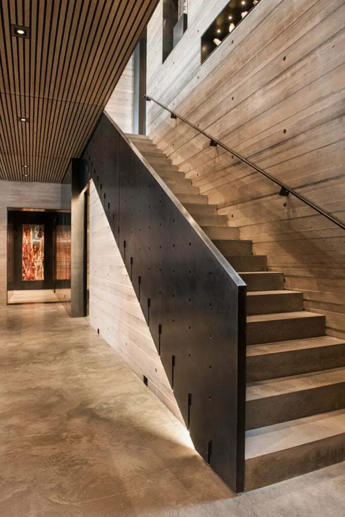 Una casa en la ladera de una montaña donde sus materiales entablan una relación con el paisaje Una casa en la ladera de una montaña donde sus materiales entablan una relación con el paisaje