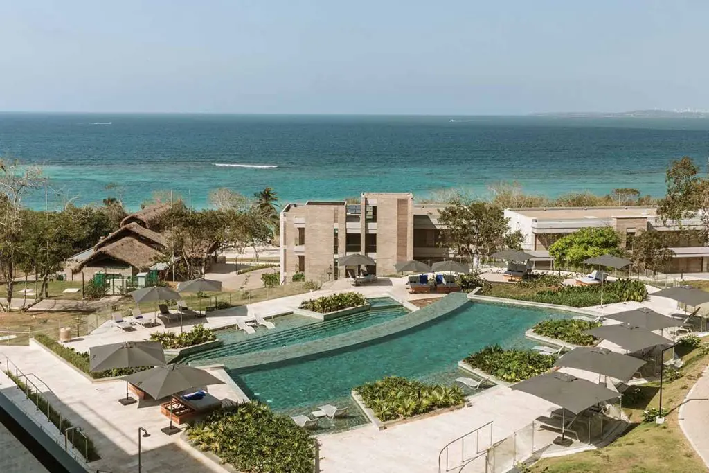 Una de las piscinas del sofitel casablanca.