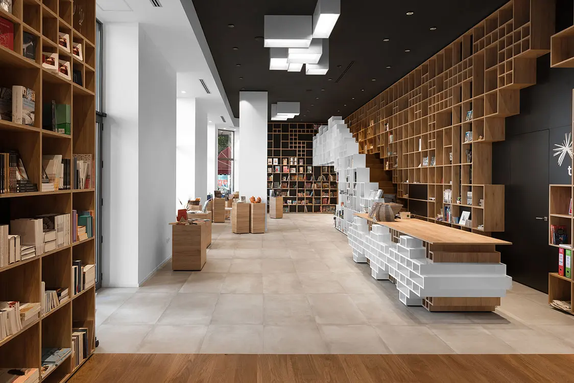 Cubos de madera crean patrón en italia Libreria de trieste en italia, diseño de sono architects. Foto: žiga lovšin.
