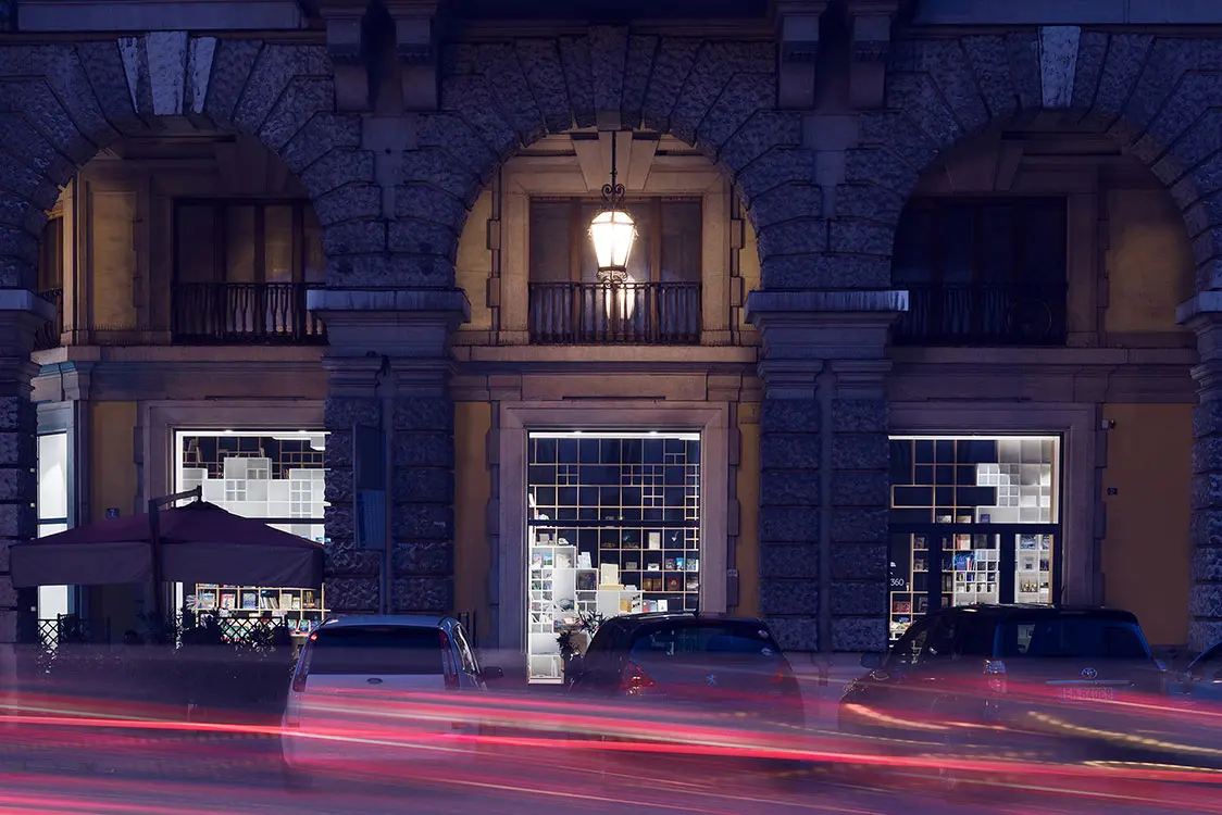 Cubos de madera crean patrón en italia Libreria de trieste en italia, diseño de sono architects. Foto: žiga lovšin.