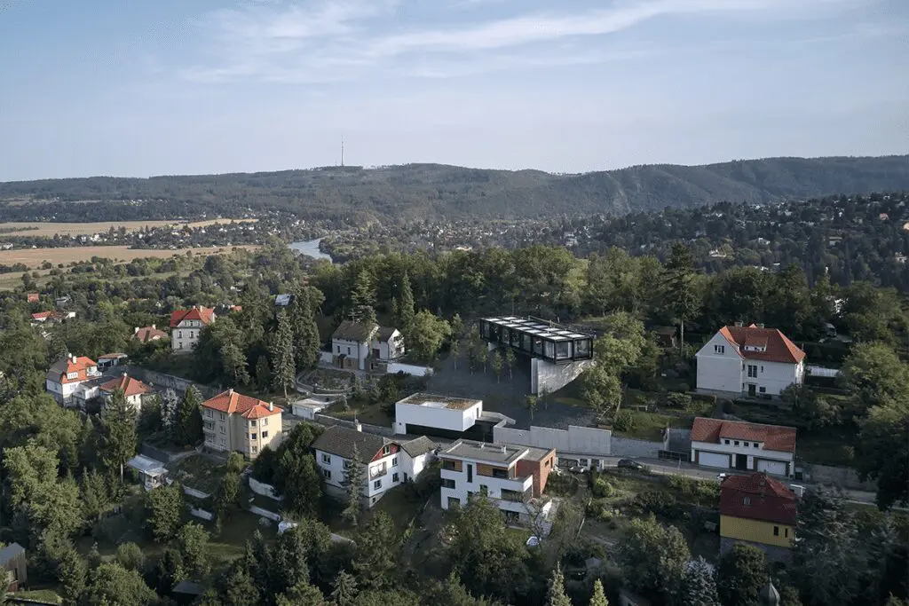 Estas casas tienen una arquitectura suspendida en la montaña