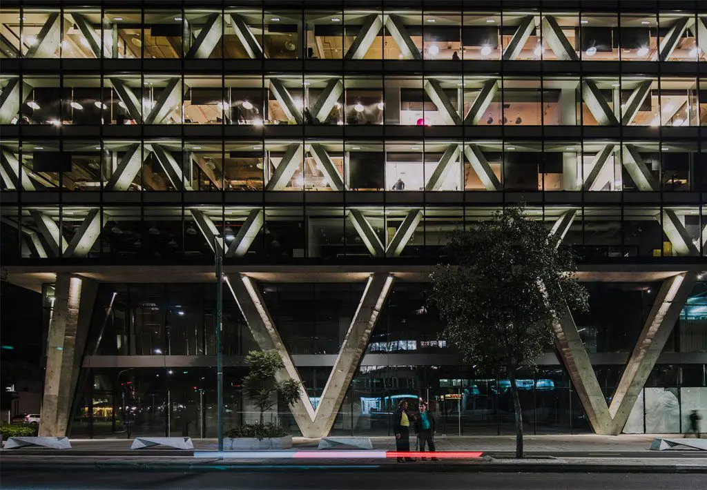 ¿por qué el edificio 8111, al norte de bogotá, tiene columnas en diagonal? ¿por qué el edificio 8111, al norte de bogotá, tiene columnas en diagonal?