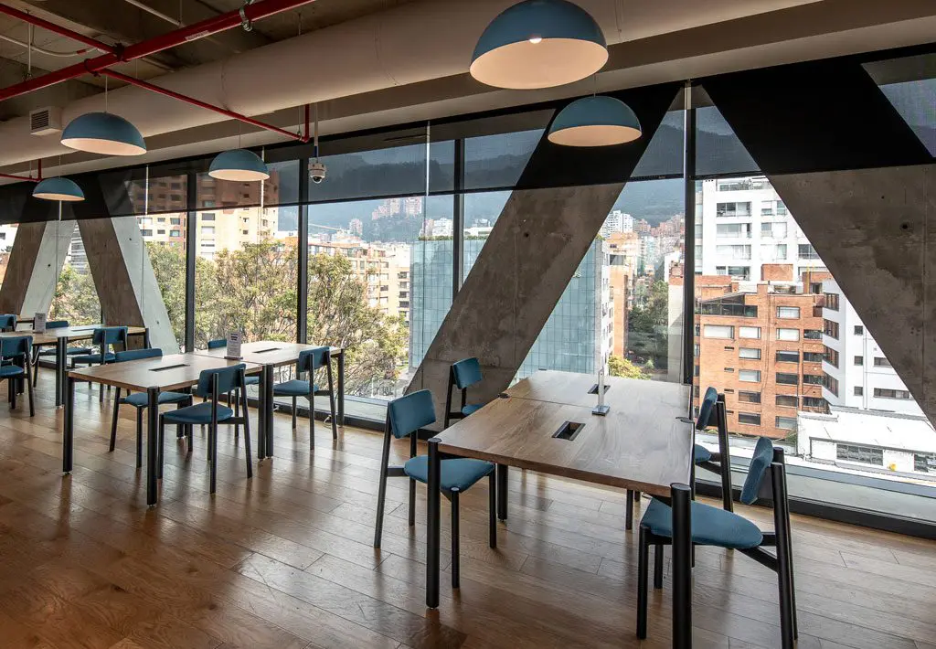 ¿por qué el edificio 8111, al norte de bogotá, tiene columnas en diagonal? ¿por qué el edificio 8111, al norte de bogotá, tiene columnas en diagonal?