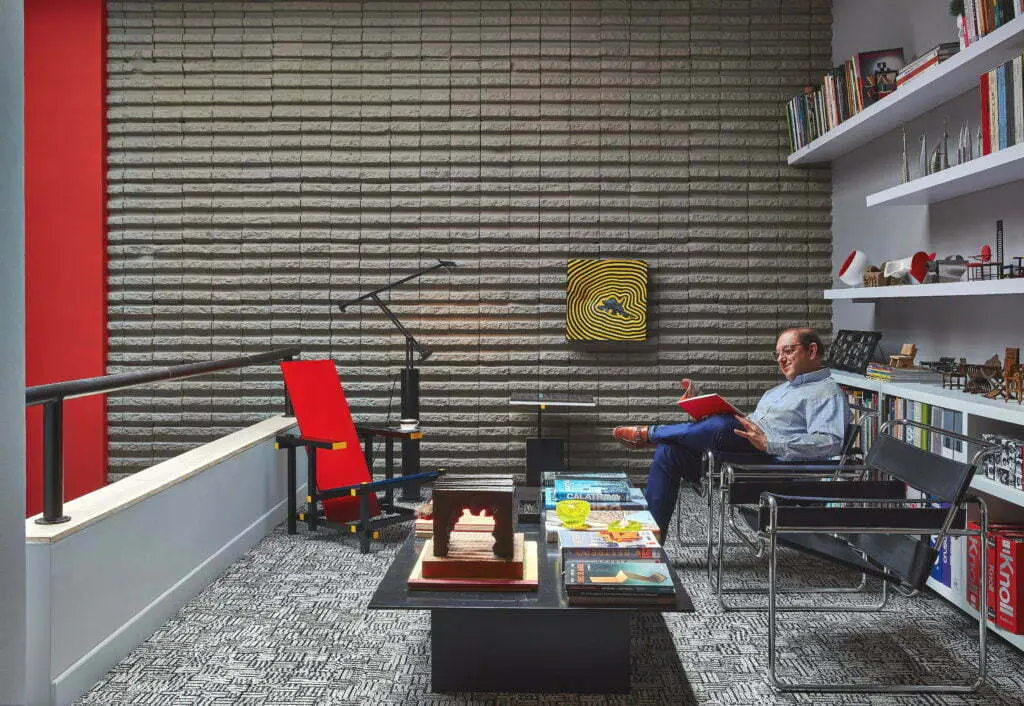 Como un santuario de coleccionistas, conozca la oficina en bogotá del arquitecto david restrepo