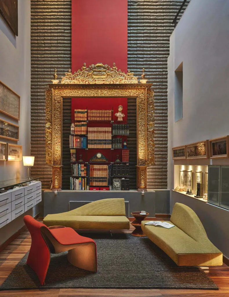 Como un santuario de coleccionistas, conozca la oficina en bogotá del arquitecto david restrepo