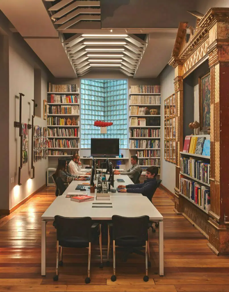 Como un santuario de coleccionistas, conozca la oficina en bogotá del arquitecto david restrepo