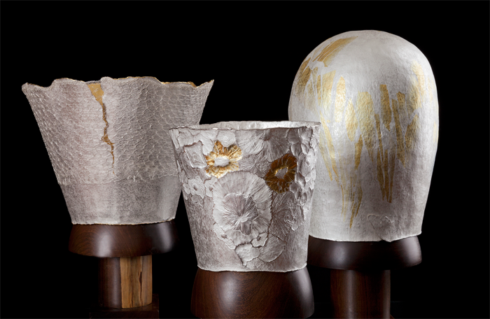 Tocados fúnebres, pieza de la exposición Tras la Celosía, por la artista colombiana Alexandra Agudelo.