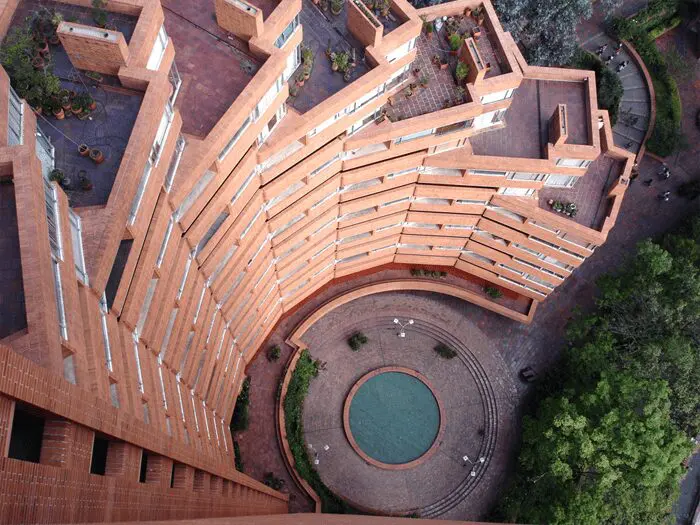 Complejo residencial torres del parque por rogelio salmona, bogotá- colombia. Parte de la exposición latinoamérica en construcción exhibida en el moma, 2015.