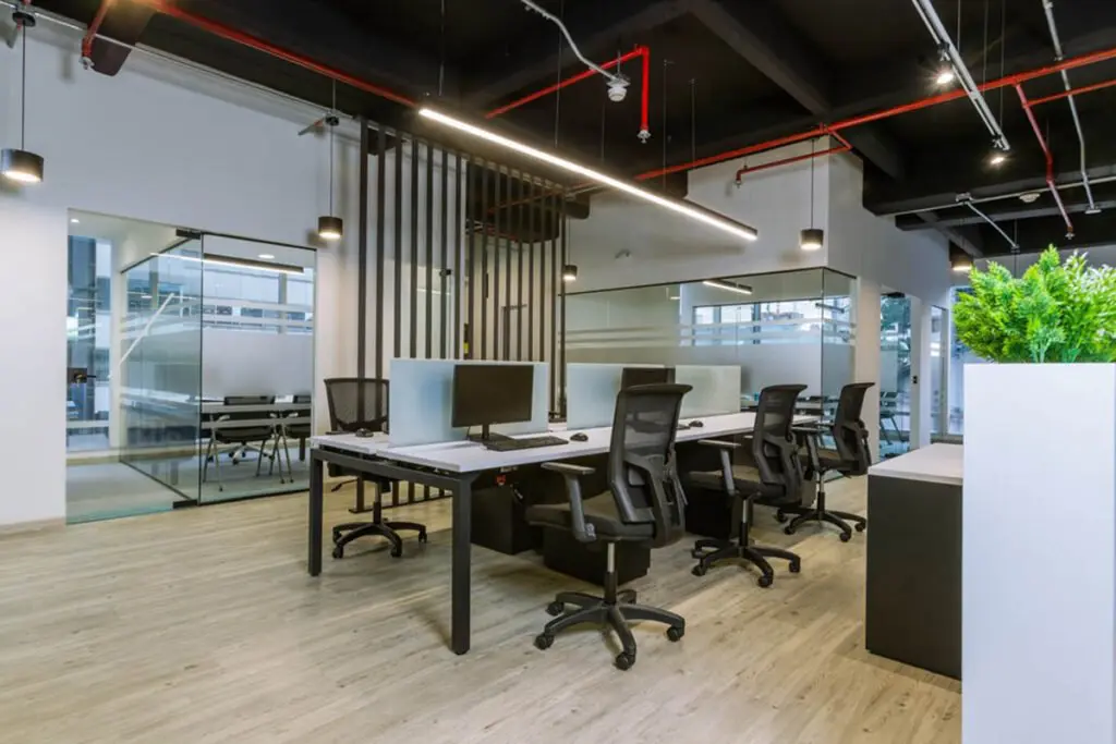 Iluminación, divisiones y mobiliario: las claves de estas oficinas en bogotá