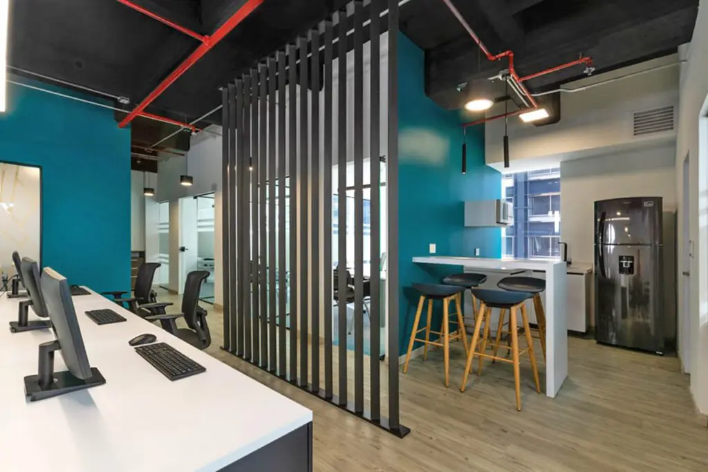 Iluminación, divisiones y mobiliario: las claves de estas oficinas en bogotá