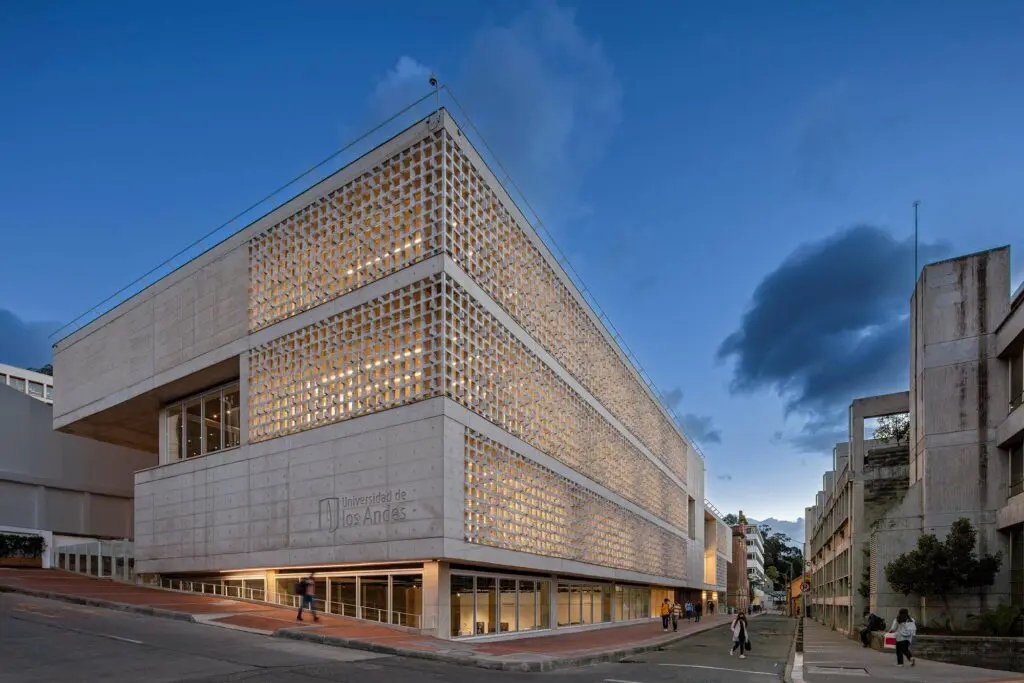 La versatilidad del concreto en el centro cívico universitario de los andes