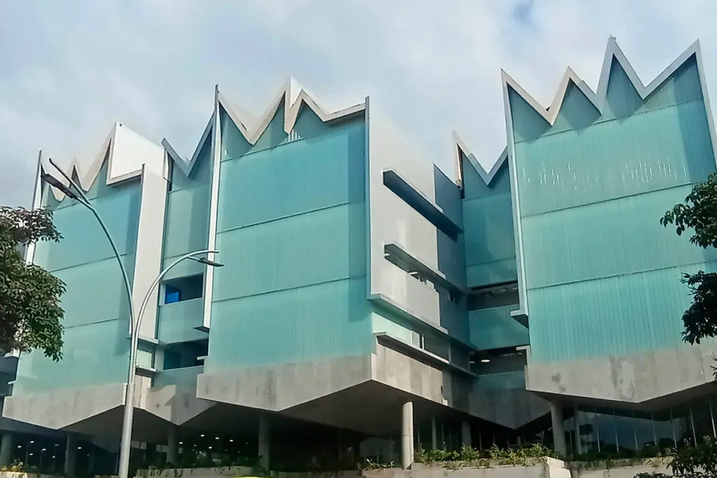 Fachadas acristaladas en la arquitectura institucional: estética y sostenibilidad