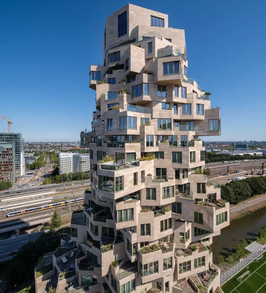 Este impresionante edificio en ámsterdam parece una montaña