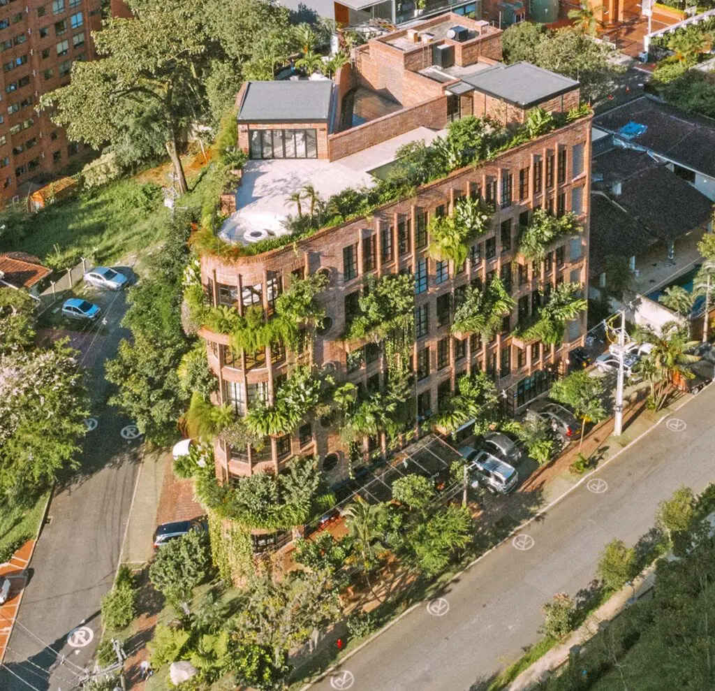 Ladrillo y vegetación: los dos elementos de este edificio en medellín Ladrillo y vegetación: los dos elementos de este edificio en medellín