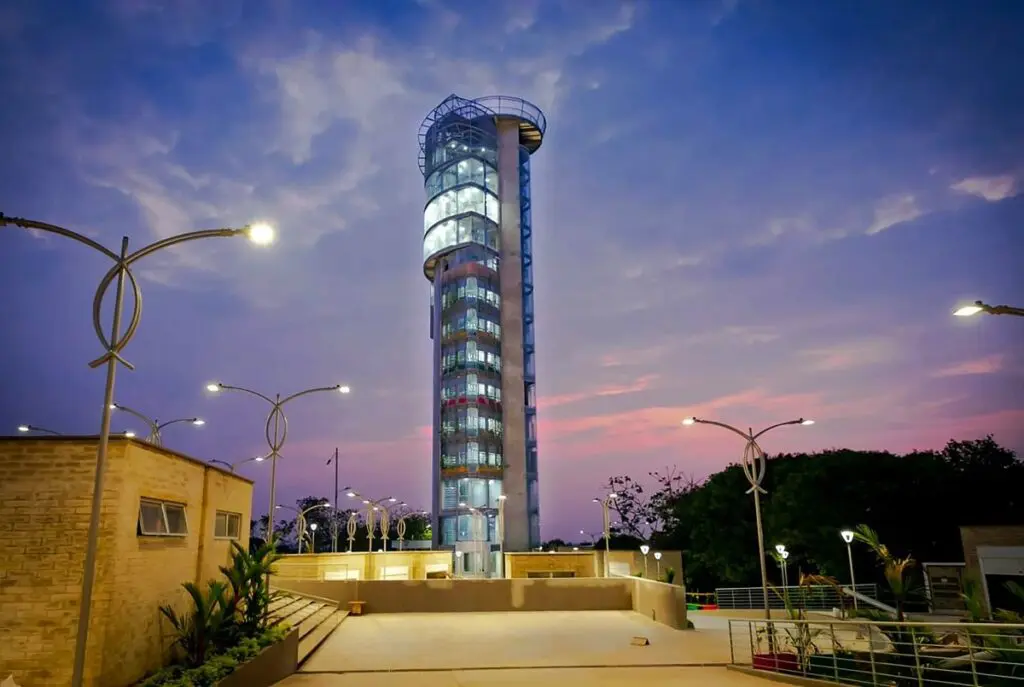 El vidrio es uno de los materiales que más se puede transformar y usar en la arquitectura contemporánea El vidrio es uno de los materiales que más se puede transformar y usar en la arquitectura contemporánea